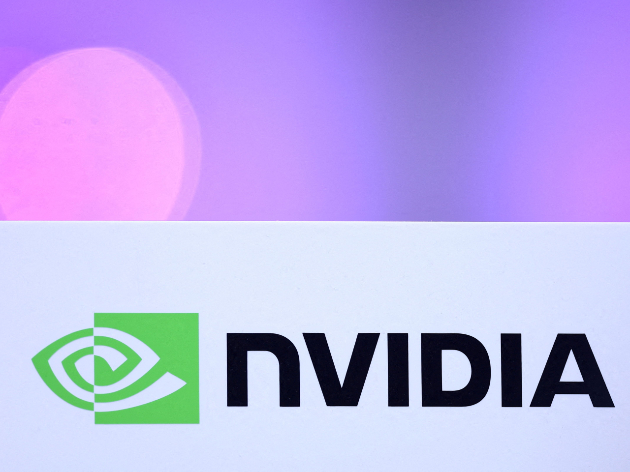 Nvidia首季業績好過市場預期，宣布新一批800億美元股份回購計劃，並大幅增加季度現金股息。（路透社）