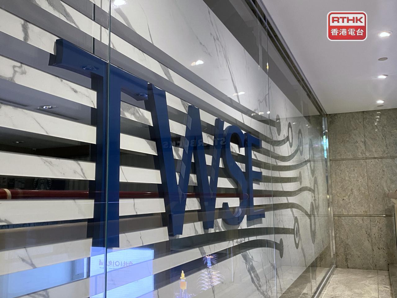 加權指數較早時報41013點，升992點，升幅2.48%。（港台圖片）