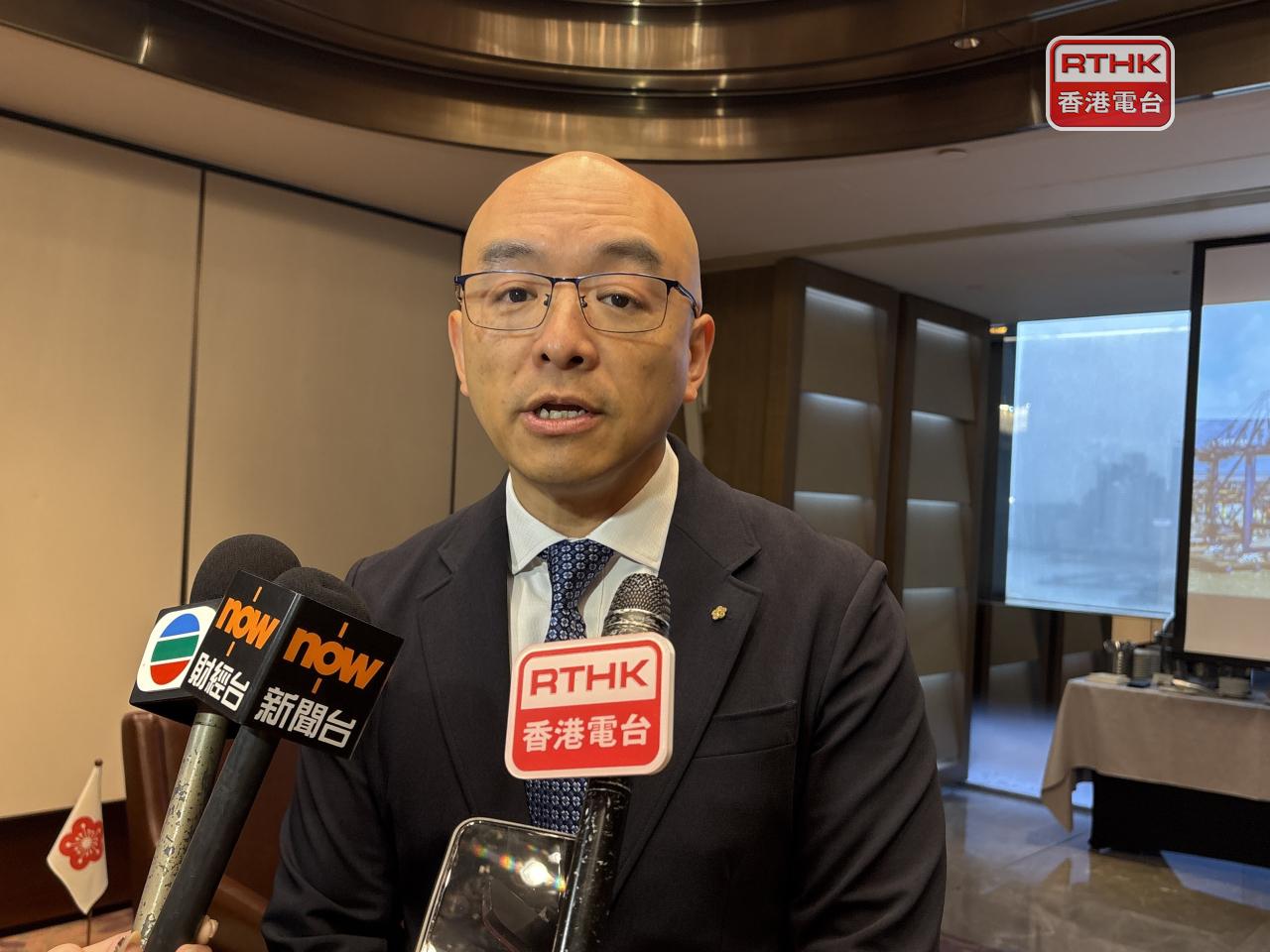 潘仲明稱中東局勢令油價急升，集團正嚴格控制成本，新船投入服務提升燃料效率。（羅煒皓攝）