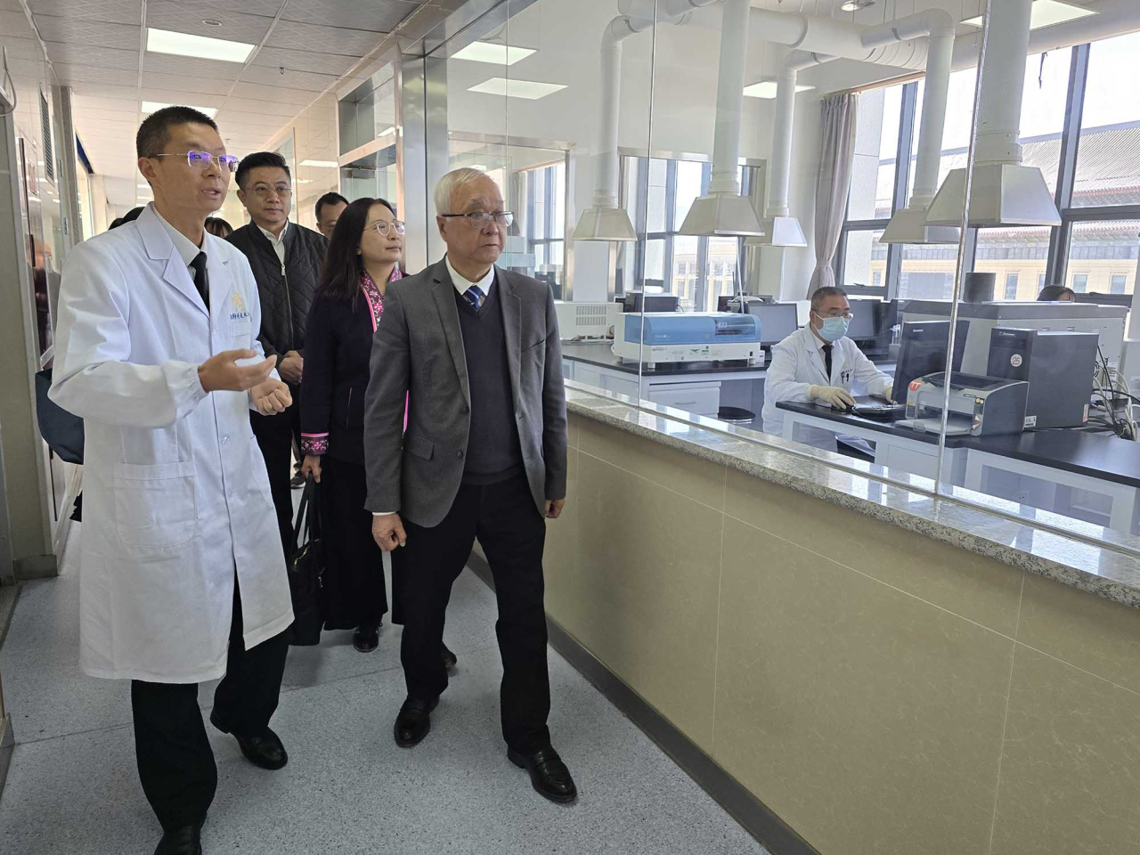 謝展寰（右一）及楊碧筠（右二），在拉薩海關關長王宏翰（左二）陪同下，參觀拉薩海關的技術中心，了解當地食品檢驗和其他相關工作。（政府新聞處）