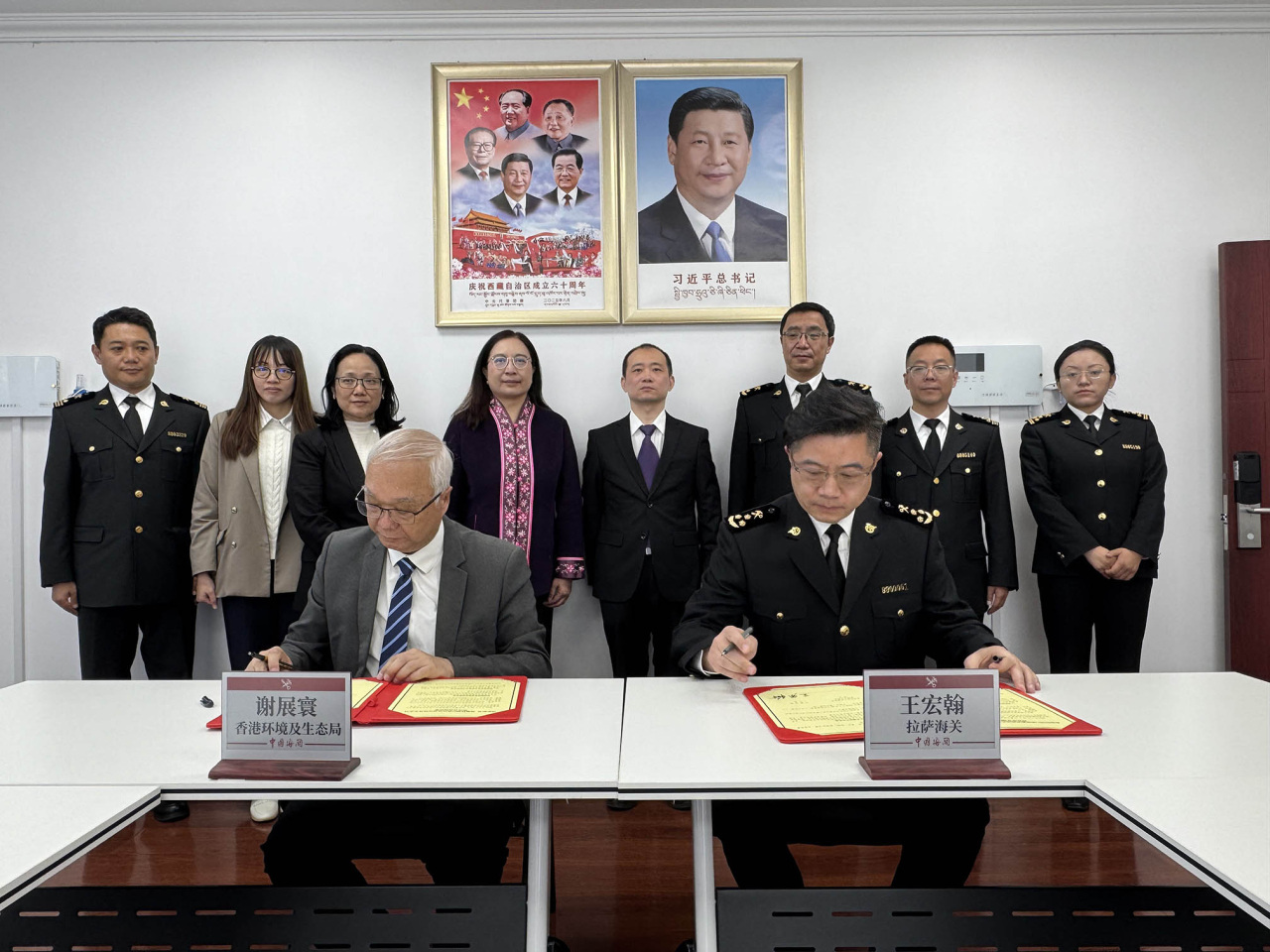 謝展寰（前排左）與拉薩海關關長王宏翰（前排右）簽署會議紀要，落實兩地在高原食品貿易等方面的合作意向。（政府新聞處）