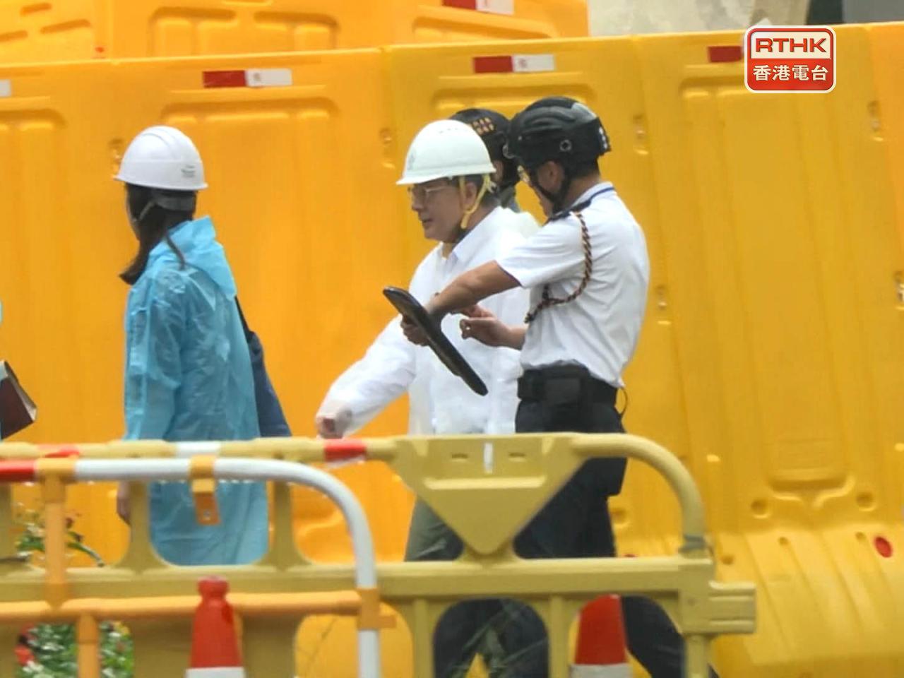 卓永興到廣福社區會堂視察。（梁禎祥攝）