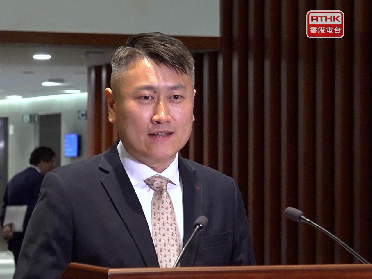 姚銘指打鼓嶺坪洋新村一帶約有50戶停電，多戶水浸入屋，有村民指家中水浸及膝，打鼓嶺鄉事會大樓亦一度停電。（郭志強攝）