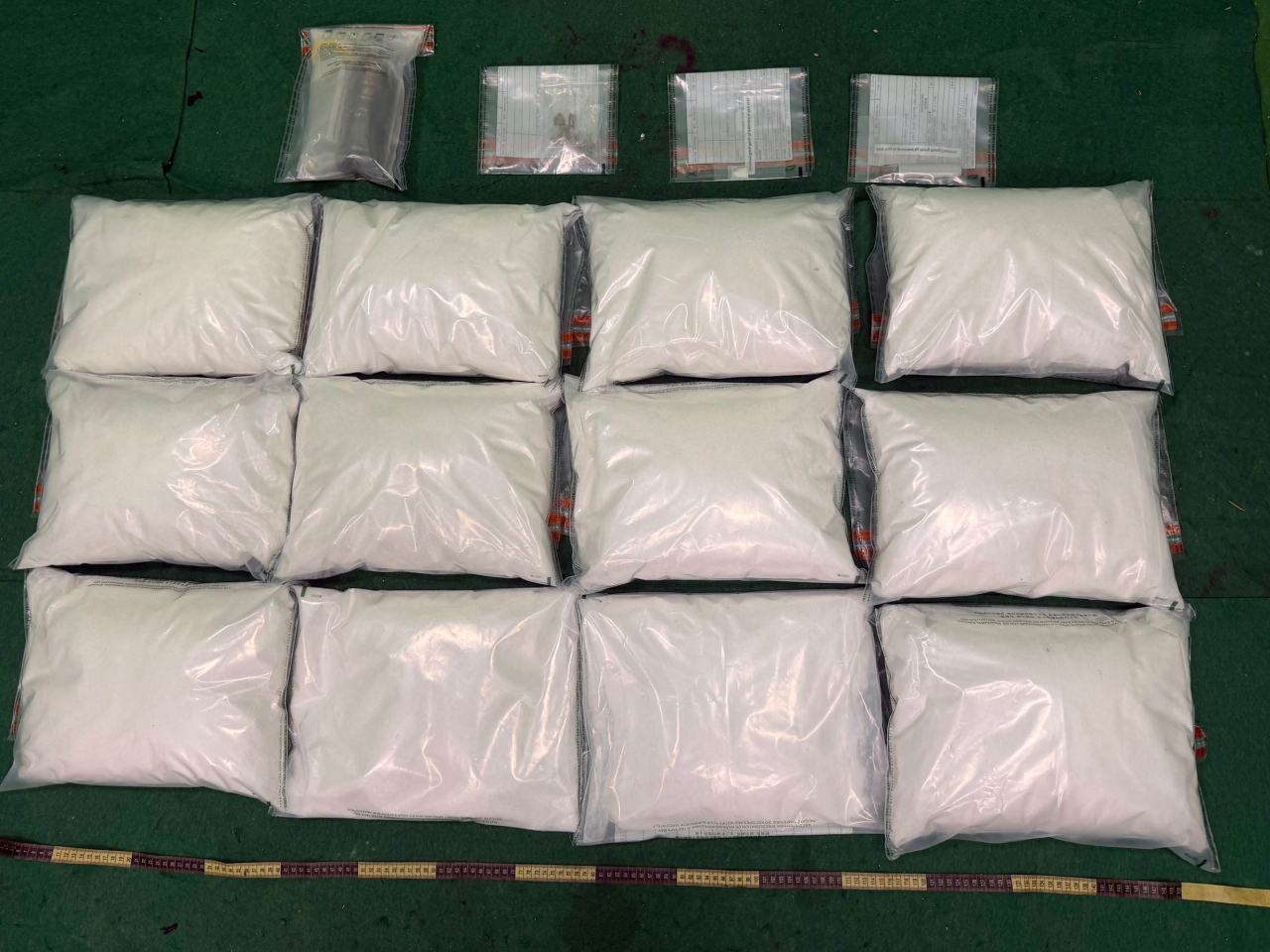 海關檢獲的懷疑氯胺酮、依托咪酯煙彈、大麻花、可卡因和毒品吸食工具。（政府新聞處）