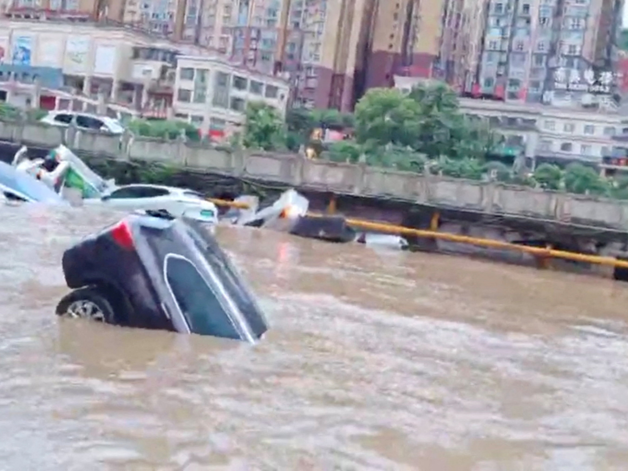 A 'super El Nino' has the potential to bring floods such as the one that hit Duyun, Guizhou, this week. Photo: Reuters