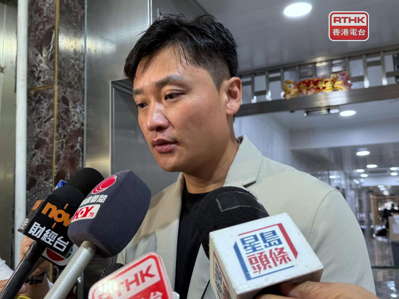 鄭泳舜說，油尖旺區內有不少劏房，社會普遍關注劏房消防安全問題，政府正盡力推展簡樸房條例。（盧紫菁攝）