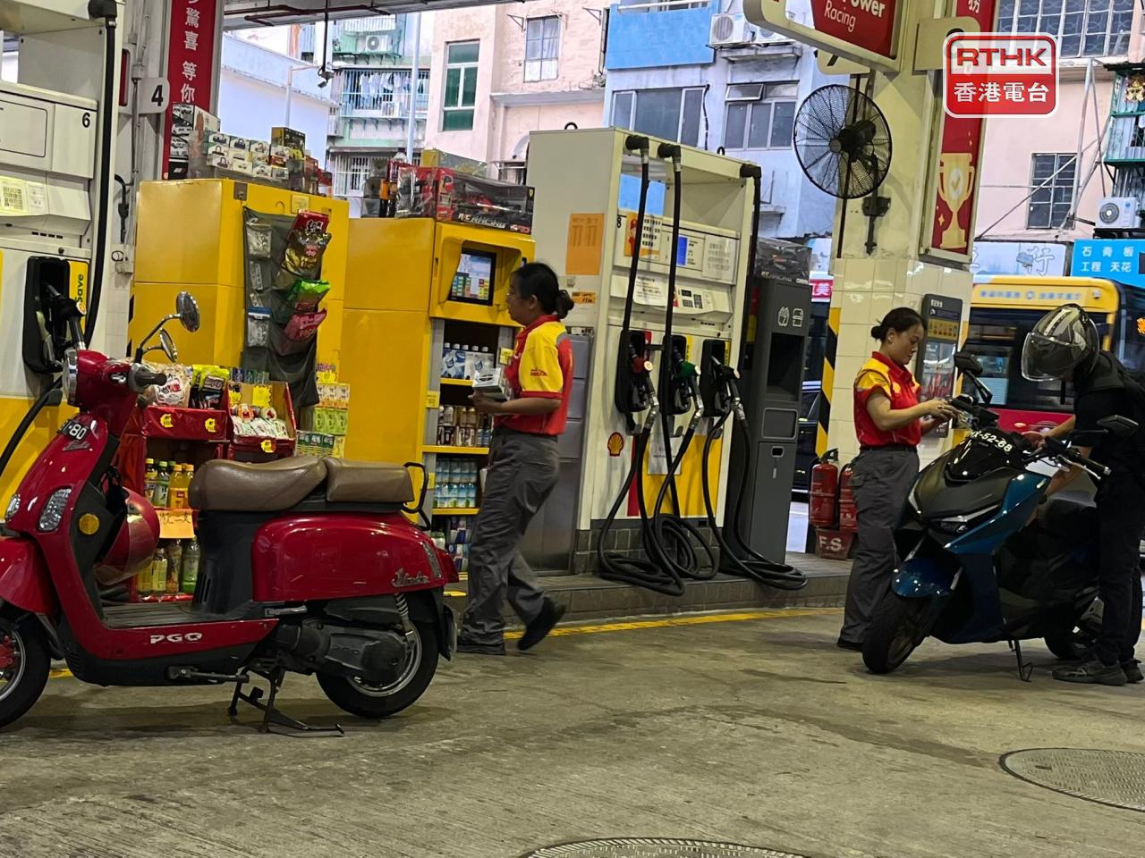 有市民表示，政府補貼價格後，每次入油價錢和汽油調升前相若。（鄭月明攝）