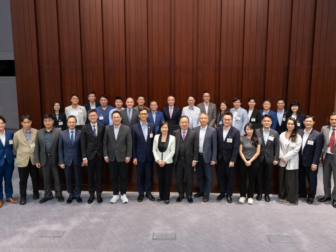 立法會議員與九龍城區議會議員在立法會綜合大樓舉‍行會議，雙方在會後合照。(立法會秘書處）