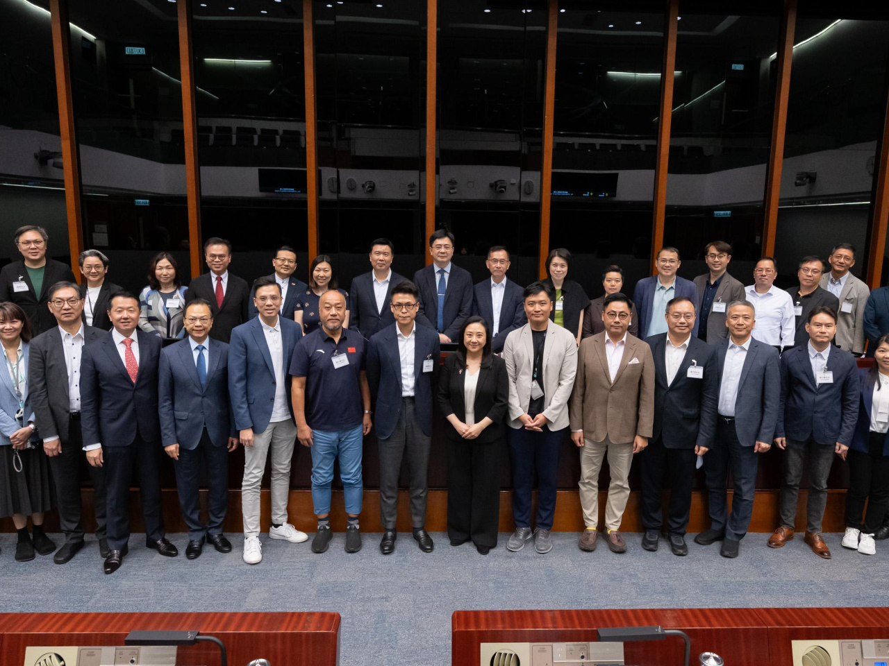 立法會議員與油尖旺區議會議員在立法會綜合大樓舉行會議，雙方在會後合照。(立法會秘書處）
