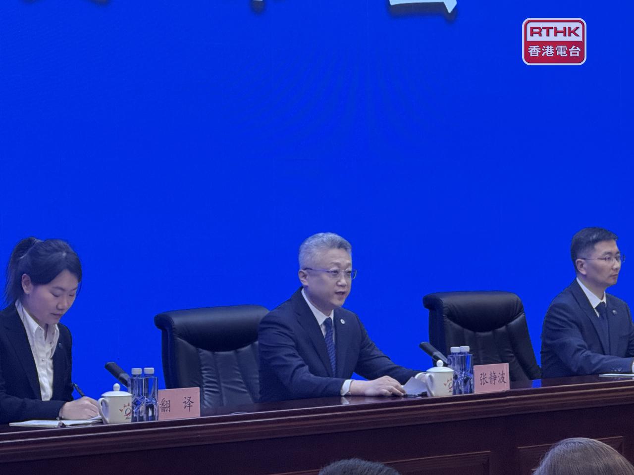 張靜波（中）表示，黎家盈在2024年8月入隊，完成8大類、200多項訓練科目，累計1700多個學時，以優秀成績通過飛行資格評定。（趙嘉駿攝）