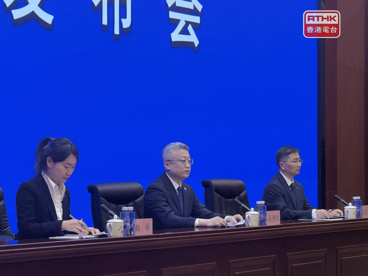 張靜波（中）表示，其中一名航天員將開展一年期在軌駐留試驗，將實施中國首個太空人體研究計劃，驗證航天員長期飛行健康保障能力等。（趙嘉駿攝）