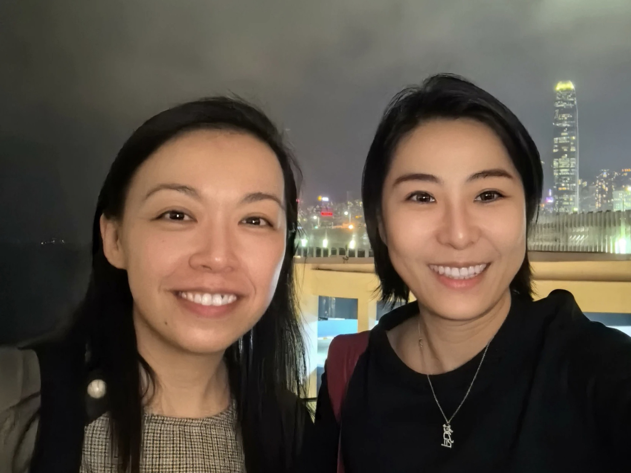 李佳（右）表示，與黎家盈（左）在2023年認識。（嶺南大學網頁圖片）