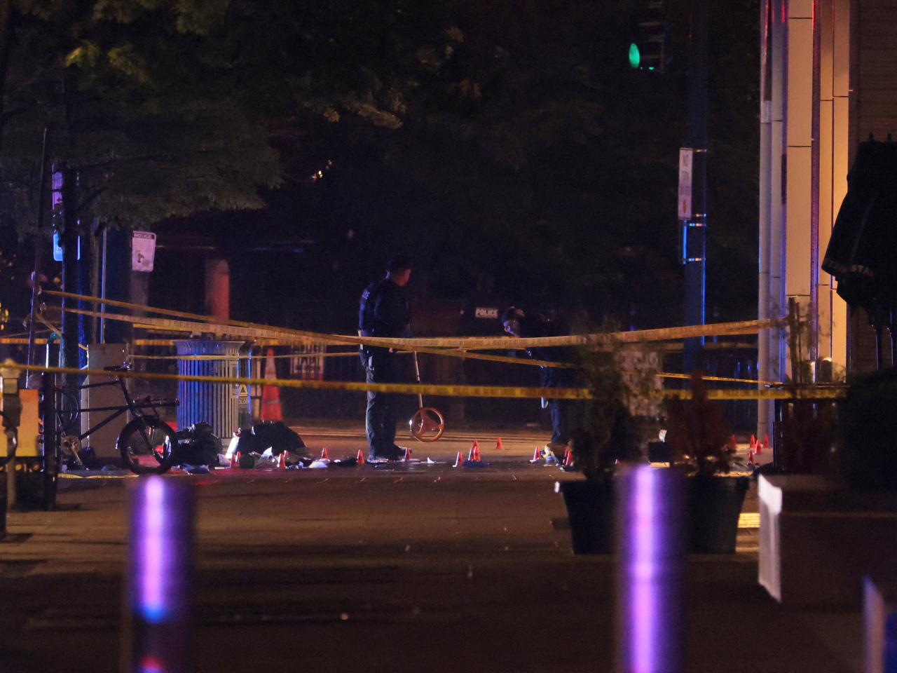 Law enforcement agents examine the evidence inside a cordoned off area on the street after a shooting incident near the White House. Photo: Reuters
