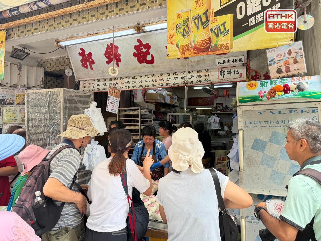 有售賣平安包餅店早上已大排長龍，很多市民和旅客到場購買平安包應節。（黃貝紋攝）