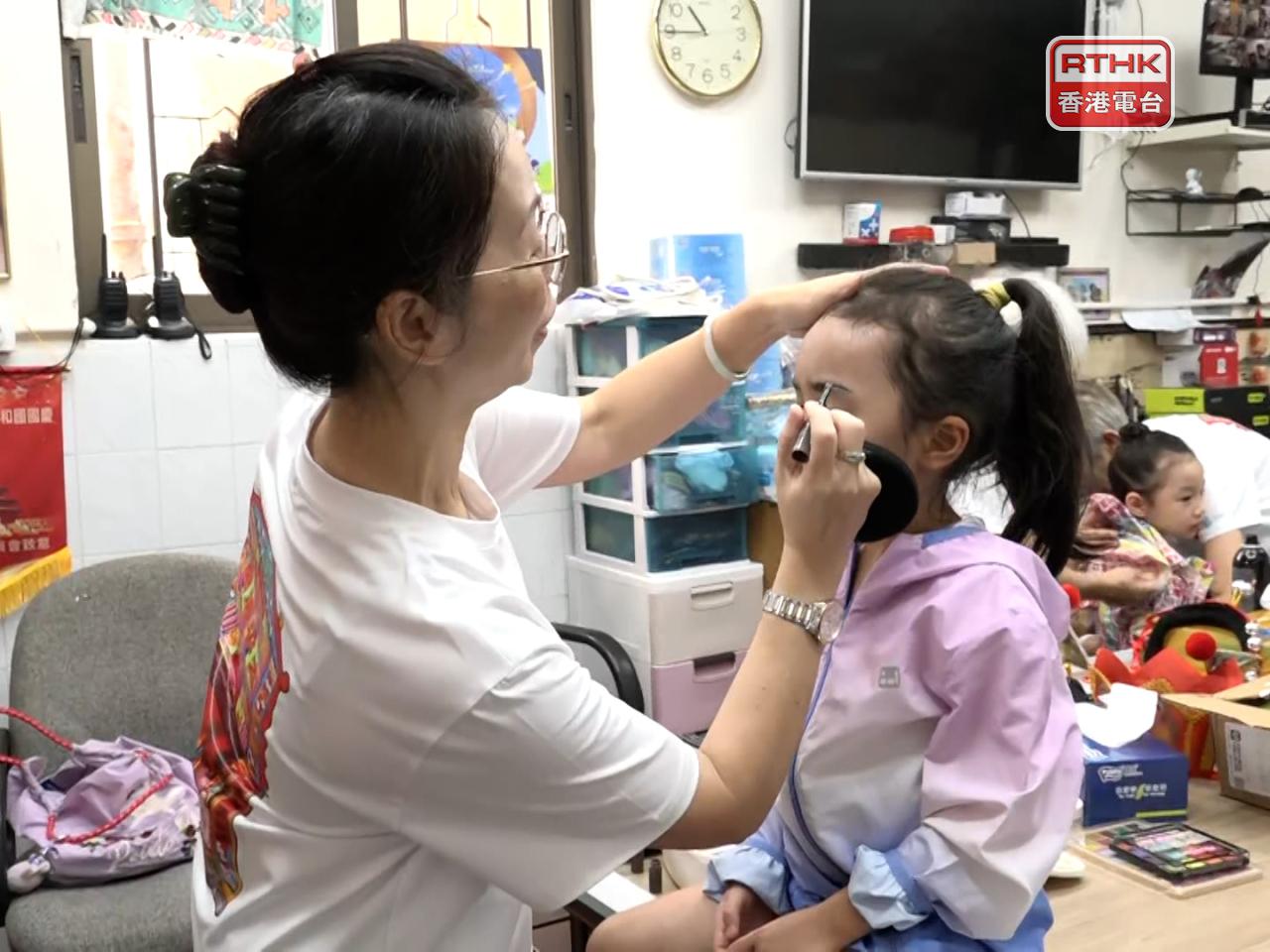 長洲飄色巡遊將於下午舉行，參與的色芯小演員早上開始做最後準備。（雷釗河攝）