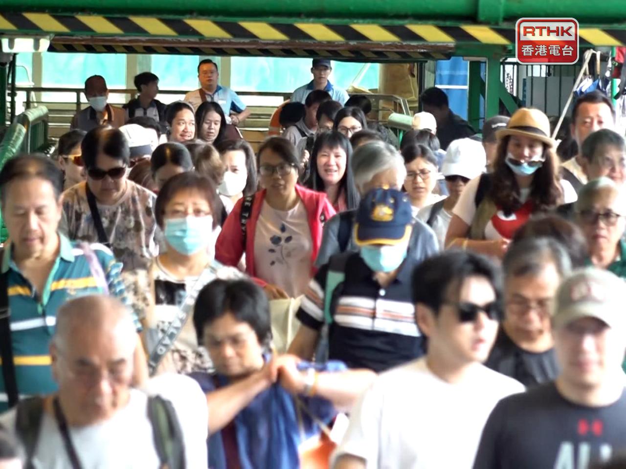 新渡輪表示，今早8時至中午12時期間，約一萬人次乘客從中環乘搭前往長洲的航班。（彭冠中攝）
