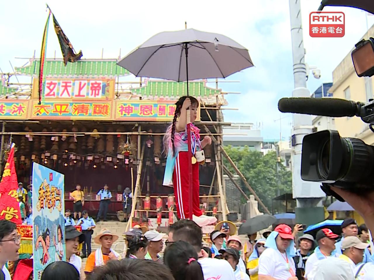 有飄色以港隊運動員為主題，色芯演員扮演空手道女子運動員劉慕裳。（張連登攝）