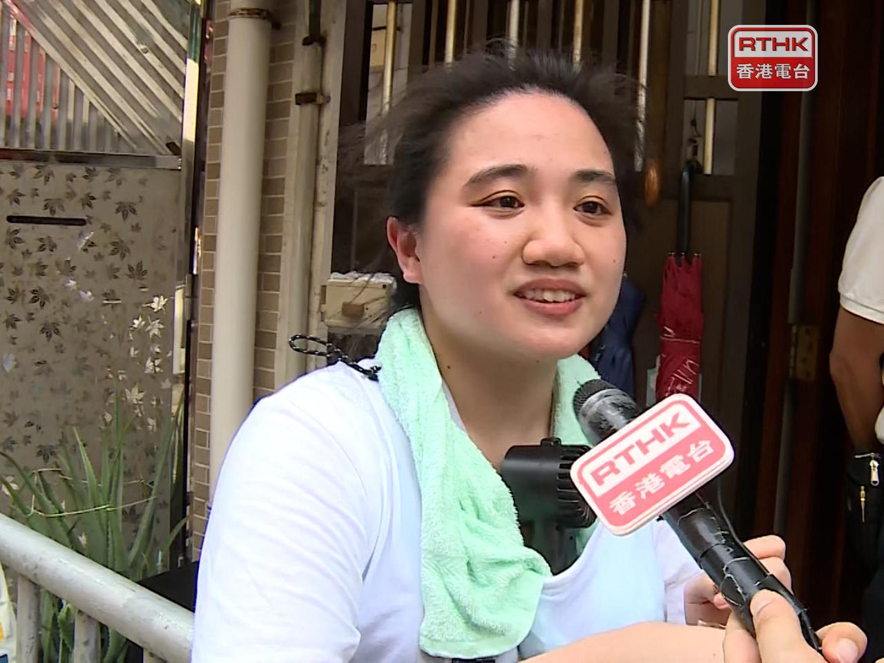 有修讀演藝服裝設計的大學生透過觀賞巡遊，學習如何設計貼切主題的服裝。（張連登攝）