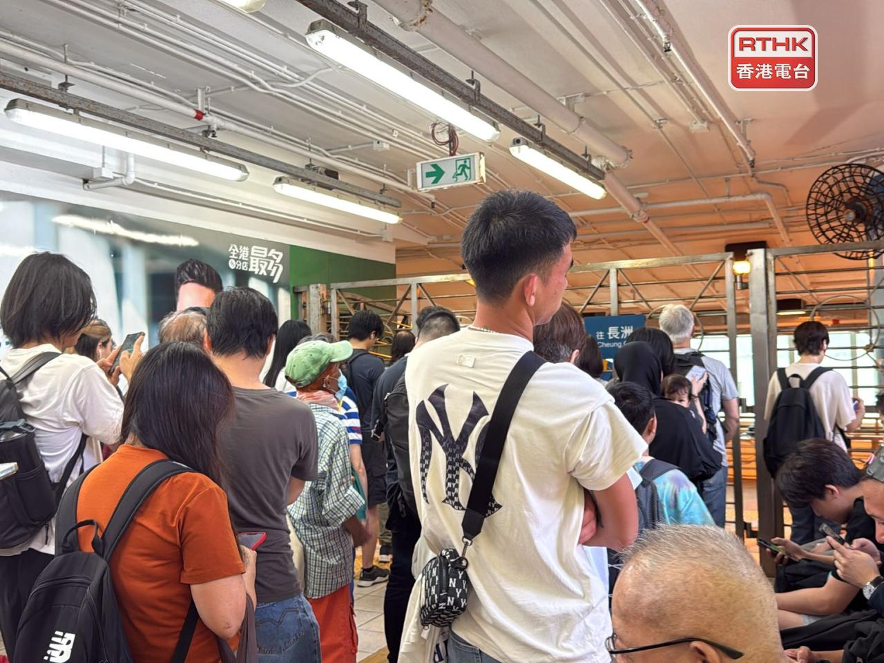 不少市民傍晚由中環乘坐渡輪往長洲，準備觀賞晚上搶包山比賽。（任浩鋒攝）