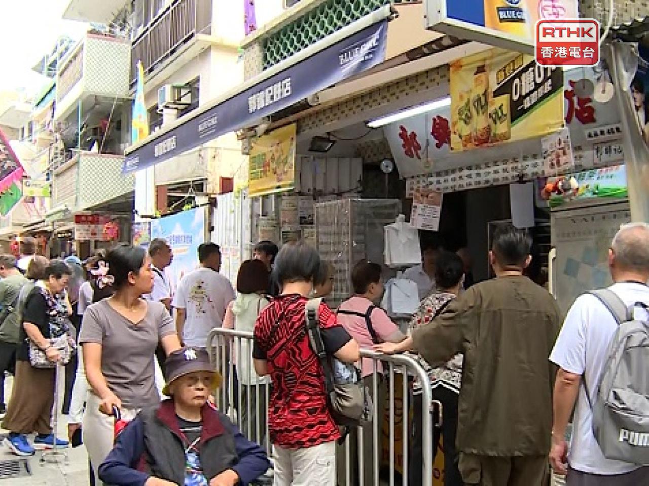 People queue up for 'peace buns' at a bakery. Photo: RTHK