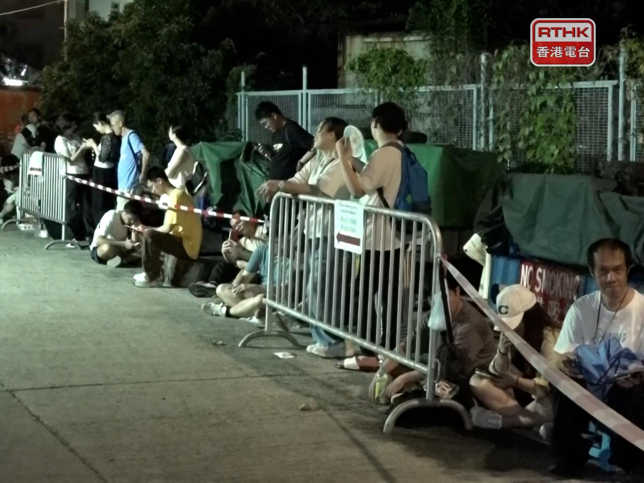 有市民連續15年親身前來觀賽，清晨5時前已經前來等候領取免費入場券。（施華駿攝）