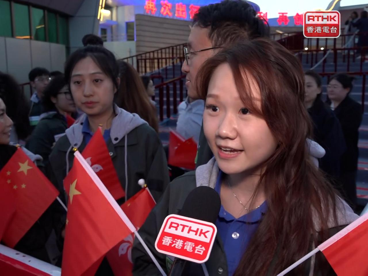 有份在出征儀式歡送黎家盈的中大畢業生說，作為香港女性感到非常驕傲。（陳韋丞攝）