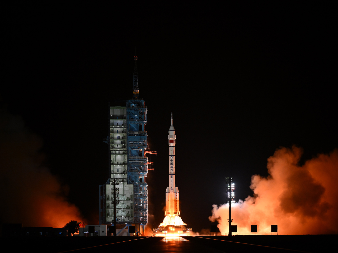 李家超熱烈祝賀神舟二十三號載人飛船發射圓滿成功，形容全港市民感到振奮和自豪。（新華社）