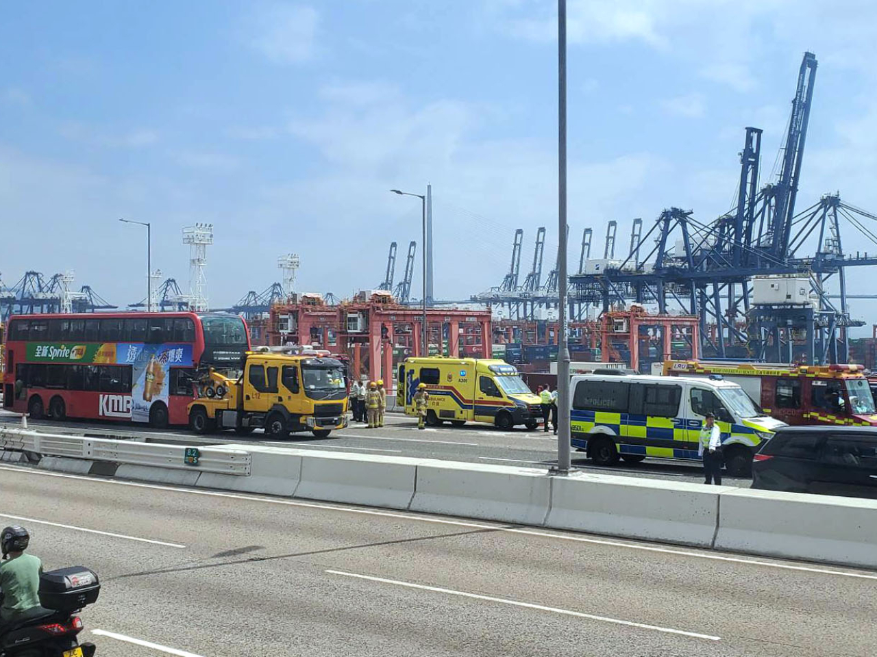 Most of the airport-bound lanes on the Tsing Kwai Highway near Princess Margaret Hospital had been closed to all traffic.
Photo: Online