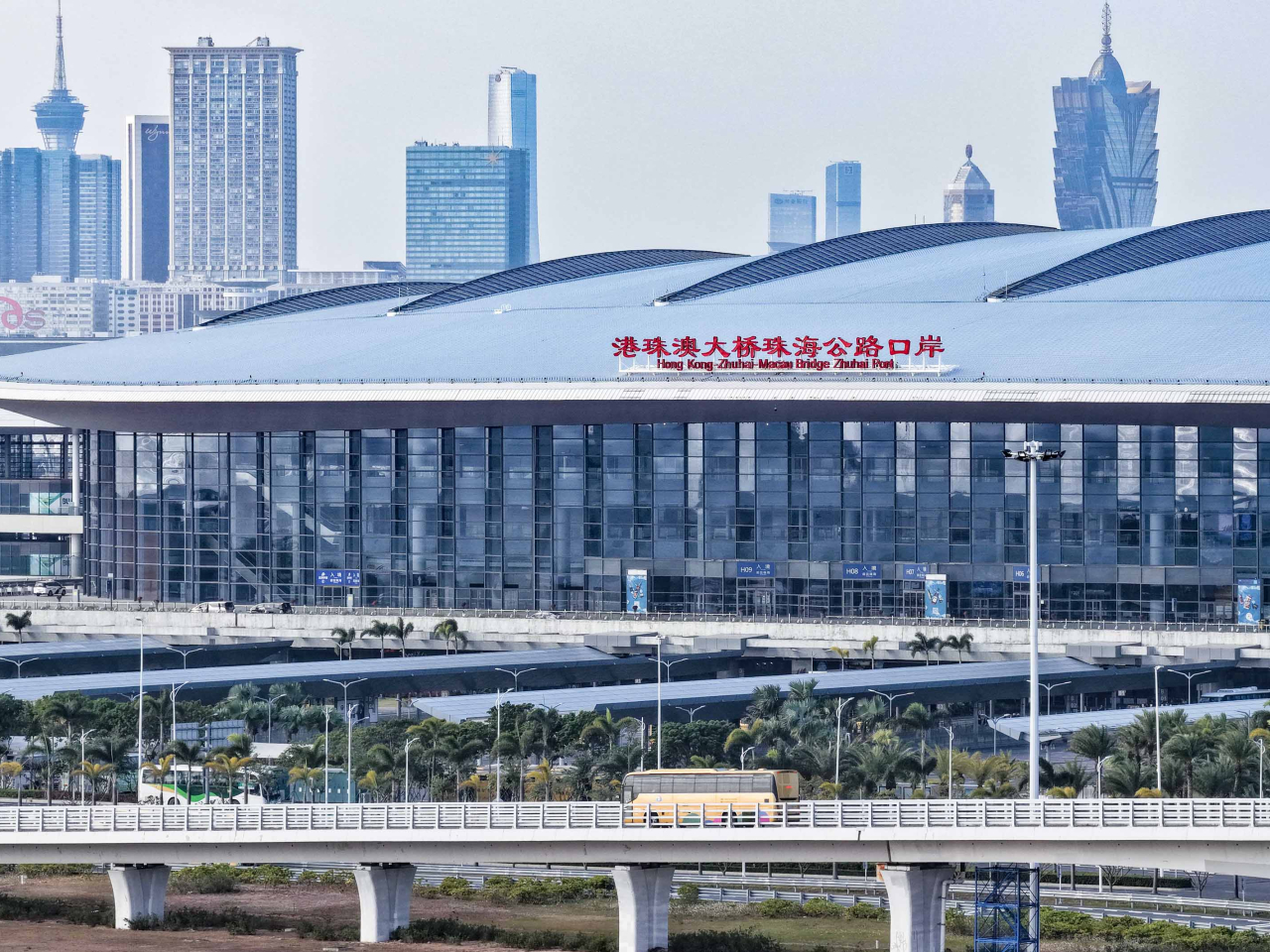 港珠澳大橋珠海口岸（往香港方向）的車輛通關廣場現時非常繁忙，呼籲計劃駕駛私家車經大橋返港的市民妥善規劃行程。（新華社）