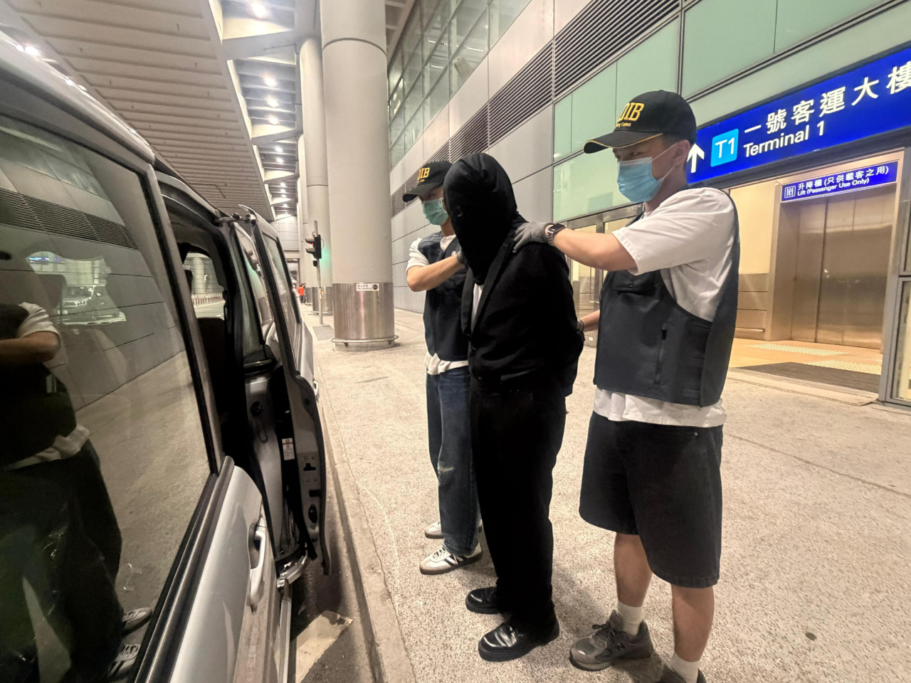 一名男旅客從馬來西亞吉隆坡飛抵本港，關員在他的手提行李內發現該批藏於木盒裏的懷疑海洛英及未完稅香煙，把他拘捕。（政府新聞處）