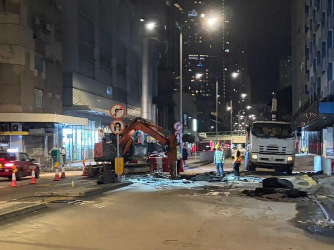 楊屋道介乎聯仁街及德士古道一段東行線須暫時封閉，以配合緊急水管維修工程。（水務署社交專頁圖片）