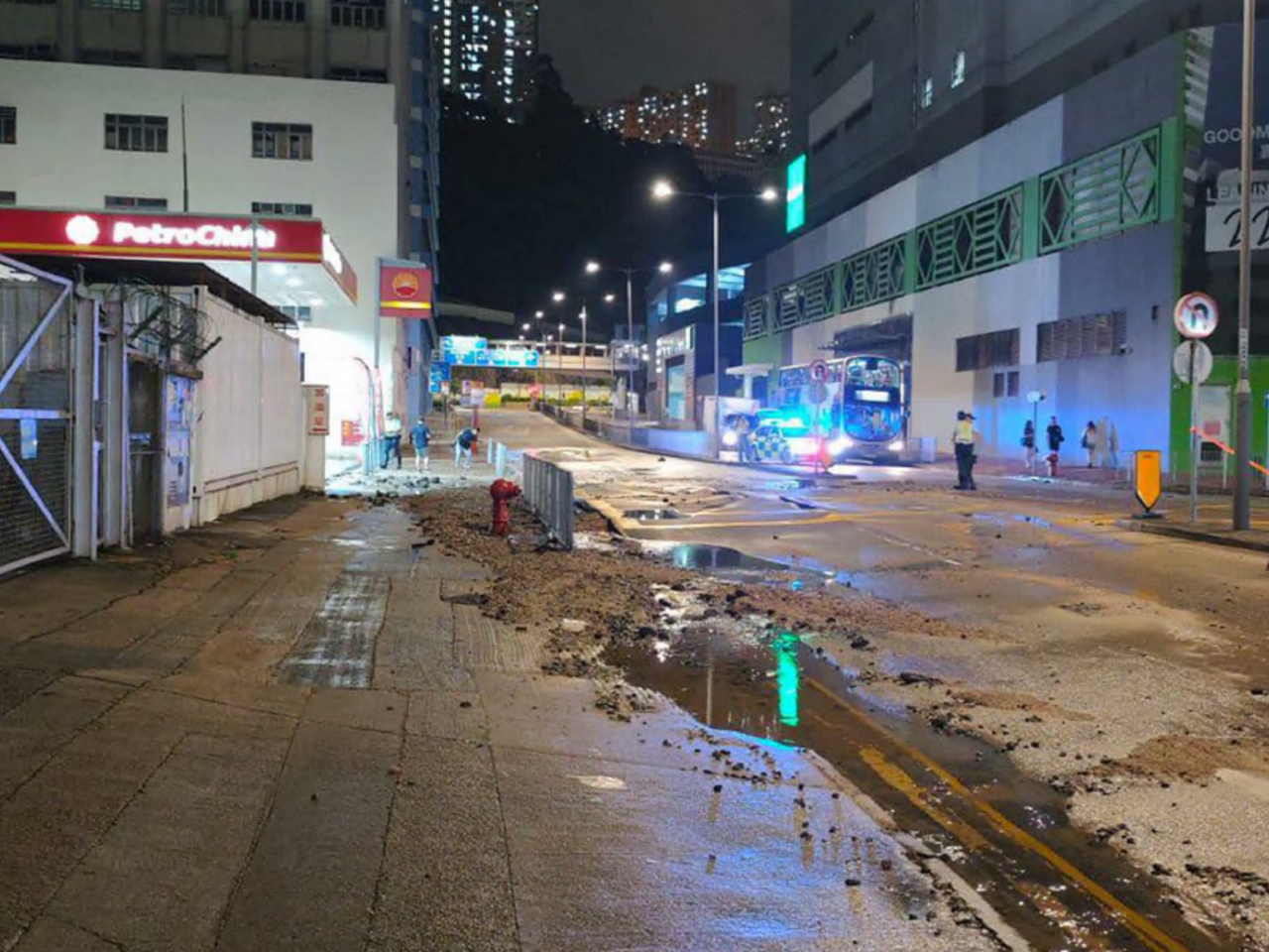 水務署工程團隊通宵維修及進行供水調度工作。（水務署社交專頁圖片）