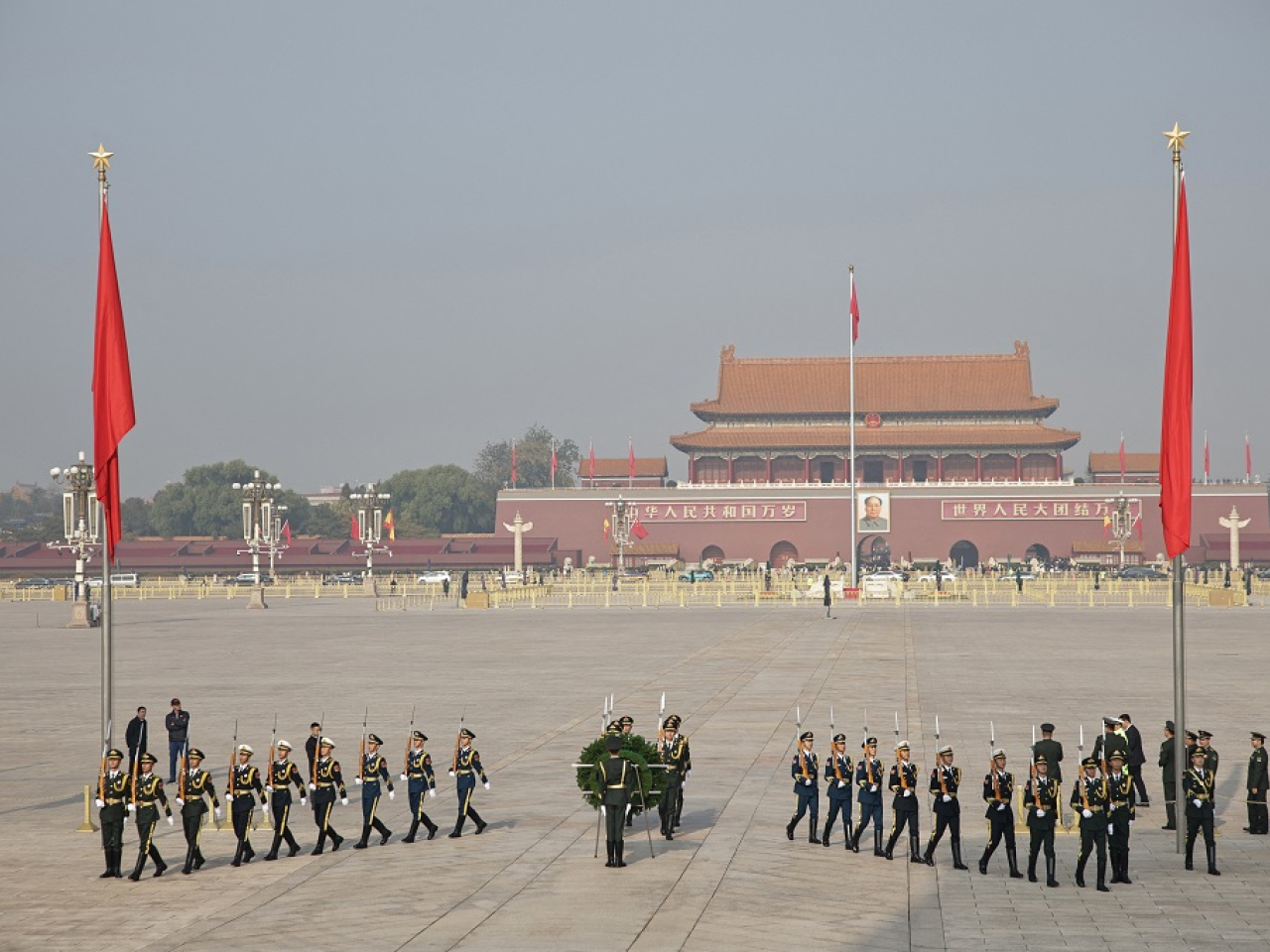 武契奇及夏巴茲先後向人民英雄紀念碑敬獻花圈。（法新社資料圖片）