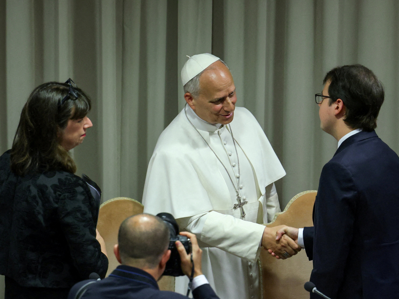 Pope Leo XIV greets Anthropic co-founder Christopher Olah at the Vatican presentation of his first encyclical, which focuses on artificial intelligence. Photo: Reuters.