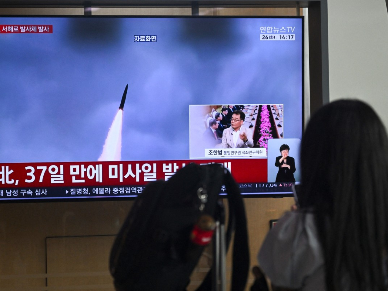 首爾一個火車站播出朝鮮發射導彈的消息。(法新社)