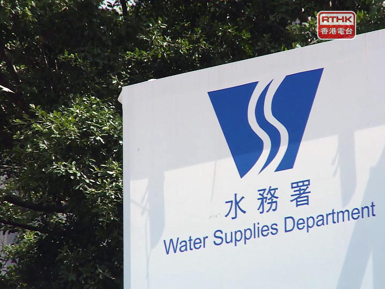 水務署工程團隊會盡快重鋪路面，以期於明日凌晨約2時重開該段楊屋道東行線慢線，其餘行車線會陸續分階段重開。（港台圖片）