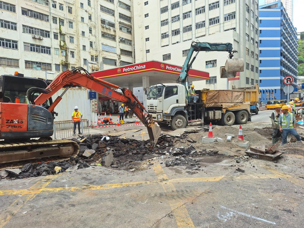 水務署表示，爭取於明日凌晨約2時開始分階段重開受影響的行車線。（水務署社交專頁）