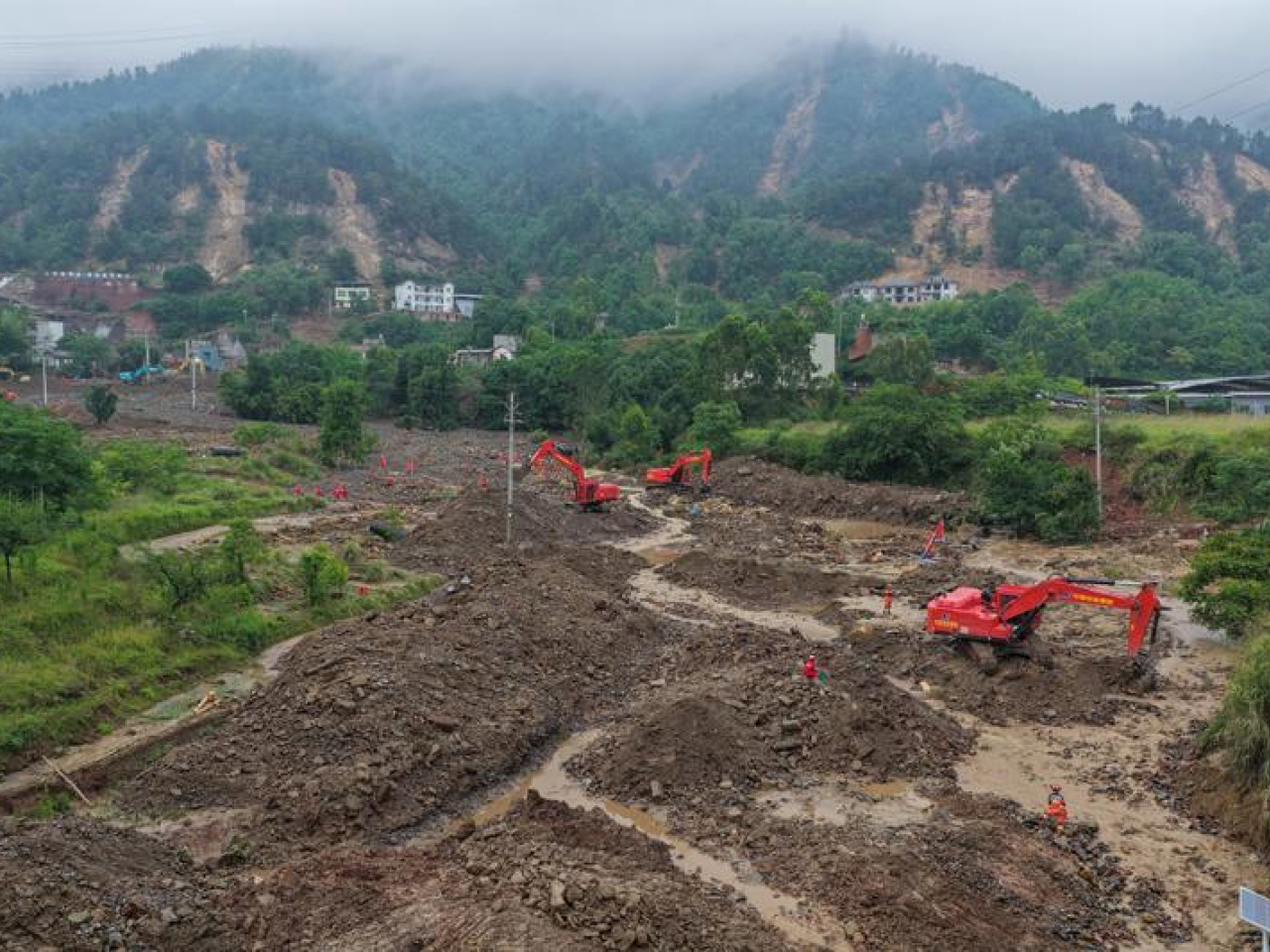 重慶永川區日前受特大暴雨影響，多個街道、鄉鎮受災嚴重，當局投入逾千人參與救援工作。（新華社資料圖片）