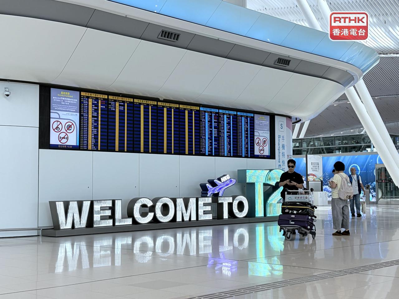 機管局表示，上午約8時起共有36班預定離港航班，另外14家航空公司旅客登記服務將分階段遷入，直至下月10日。（鄧鈞尤攝）