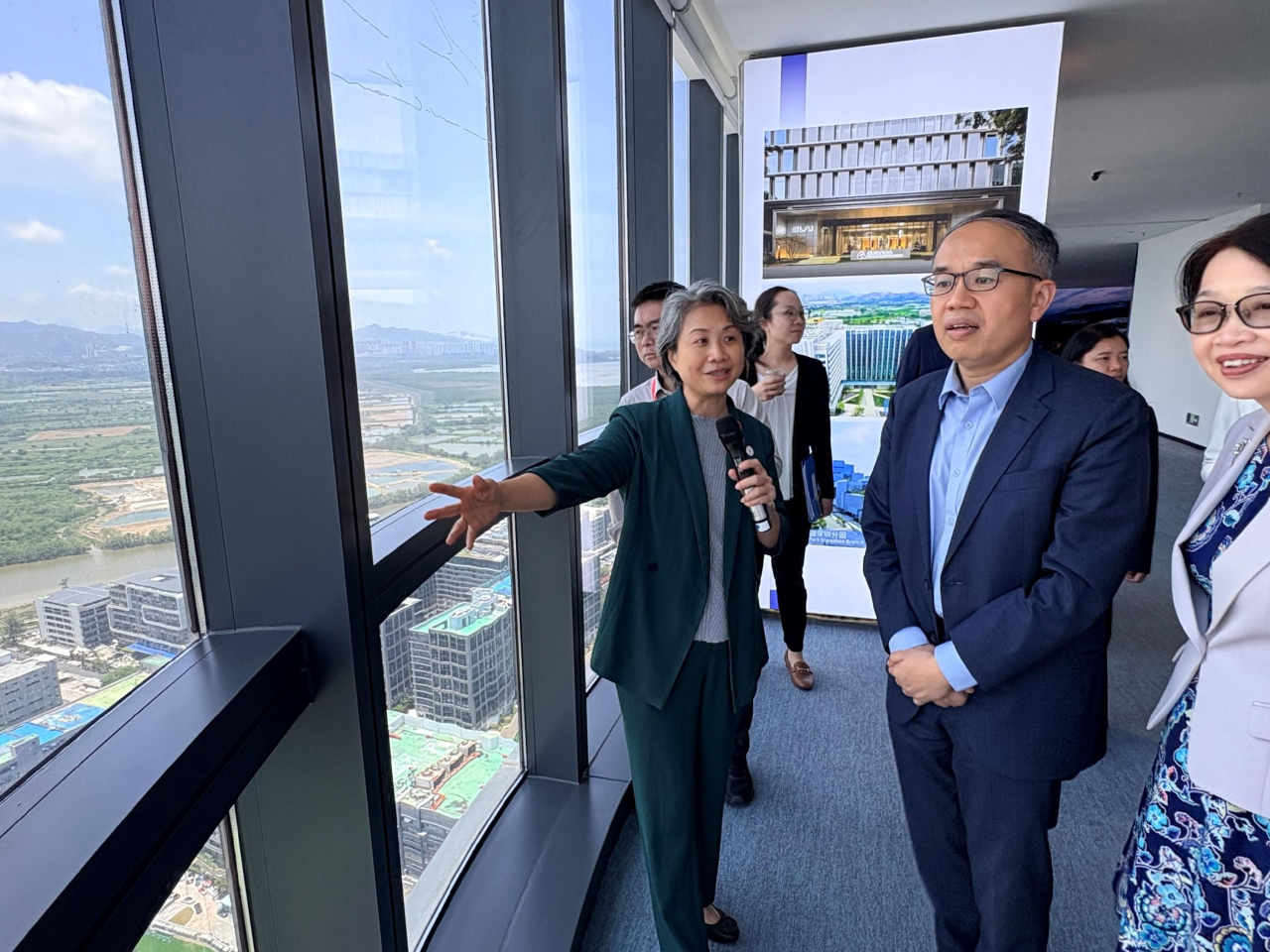 許正宇先後參觀兩家深圳企業及河套合作區展廳，實地考察兩地金融與科創產業協同發展情況。（政府新聞處）