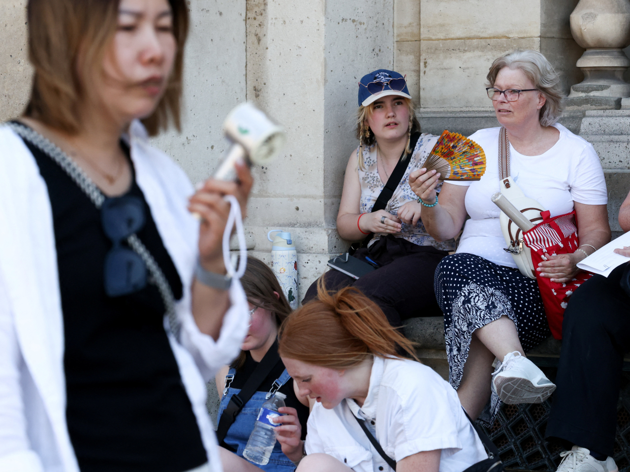 Tourists swelter amid the current heat wave in Paris. Photo: Reuters