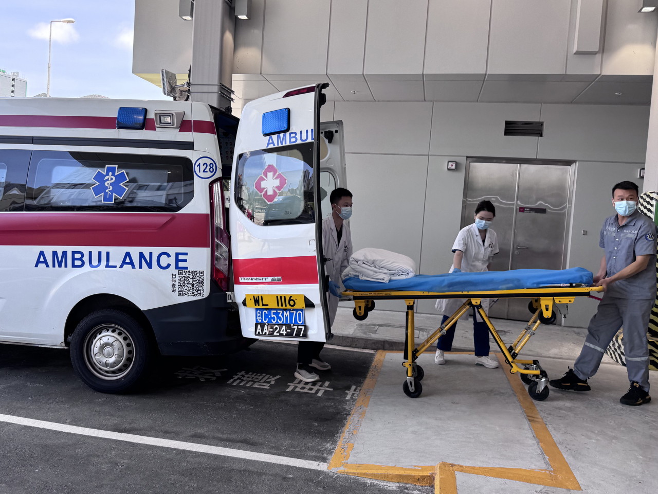 昨天首次有病人透過「大灣區跨境直通救護車試行計劃」（試行計劃），由屯門醫院以點對點方式轉運往珠海市人民醫院接受治療。（政府新聞處）