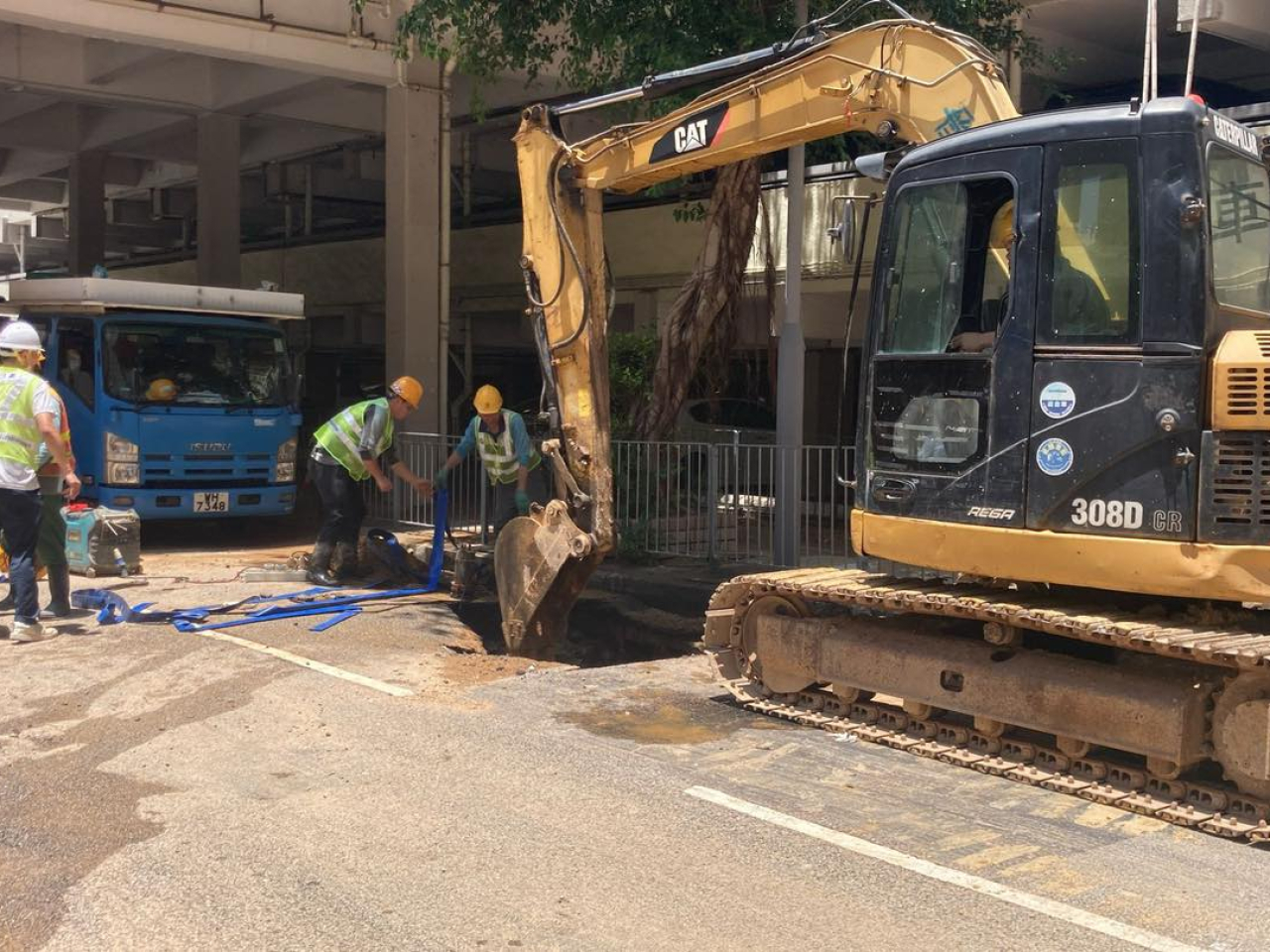 水務署工程團隊繼續全力進行維修，爭取今晚約9時完成食水水管維修工程並恢復食水供應。（水務署社交網站圖片）