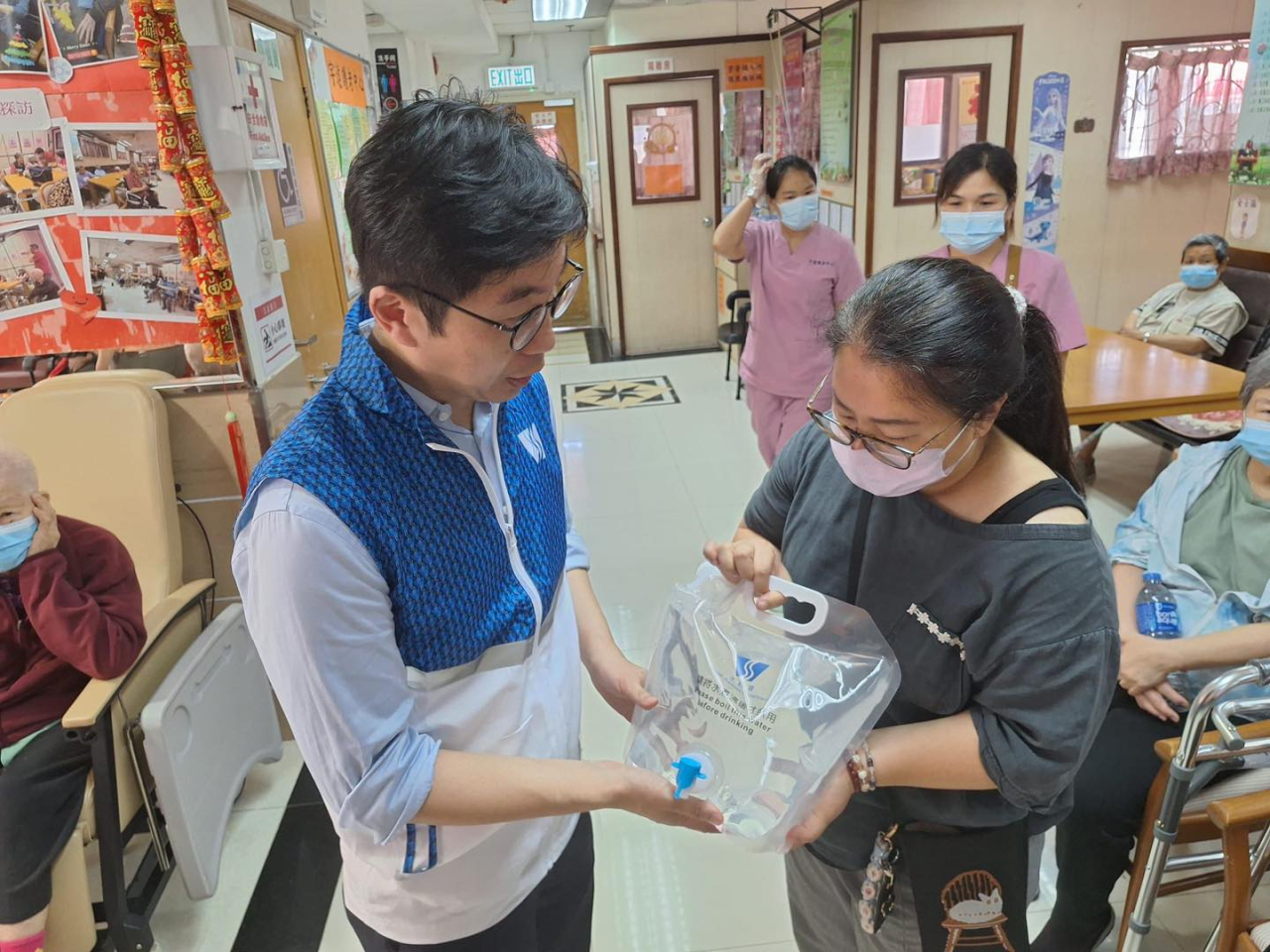 水務署已派出緊急應變小隊於現場協調及為市民提供即時協助，包括到安老院、長者中心及商戶了解受影響情況。（水務署社交網站圖片）