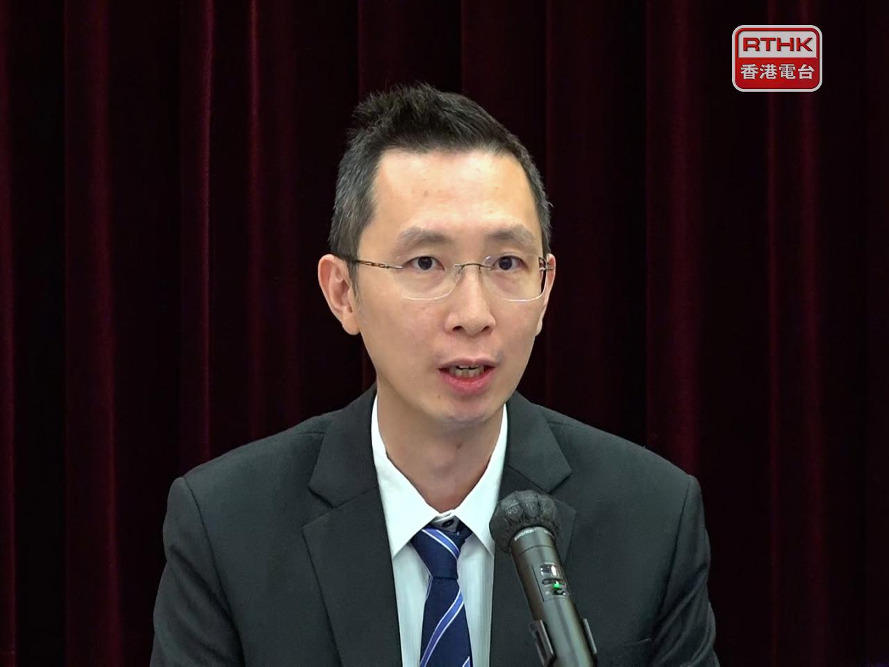 蔡振榮預計本港今年及明年初氣溫都會較正常熱，全年的平均氣溫會明顯偏高。（郭志強攝）
