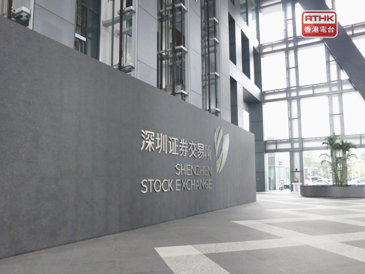 深證成份指數及創業板指數半日跌1%或以上。（港台圖片）