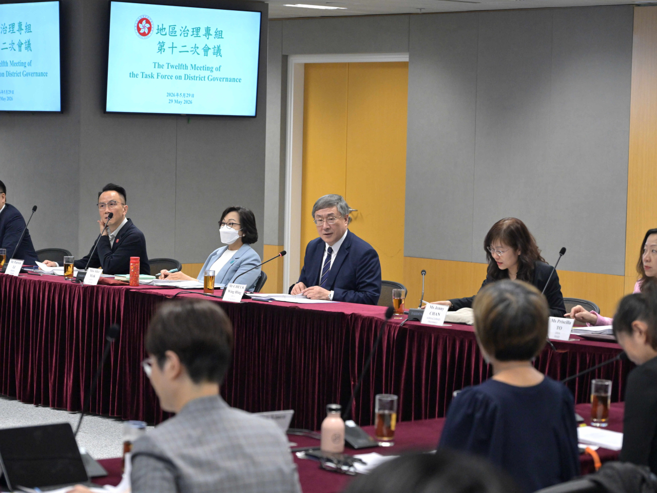 卓永興（右三）主持「地區治理專組」第十二次會議，按照「地區治理領導委員會」交付的工作，統籌各部門就地區關注的議題制定具體落實措施，並持續檢視工作進度和績效。（政府新聞處）