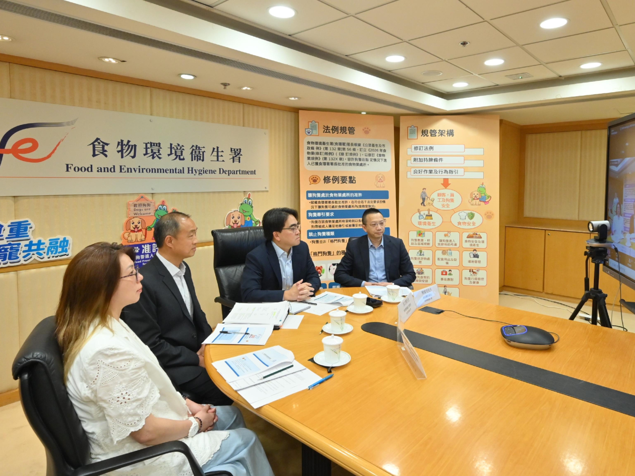 食環署署長吳文傑（右二）在簡介會上以視像形式進行開場發言。（政府新聞處）