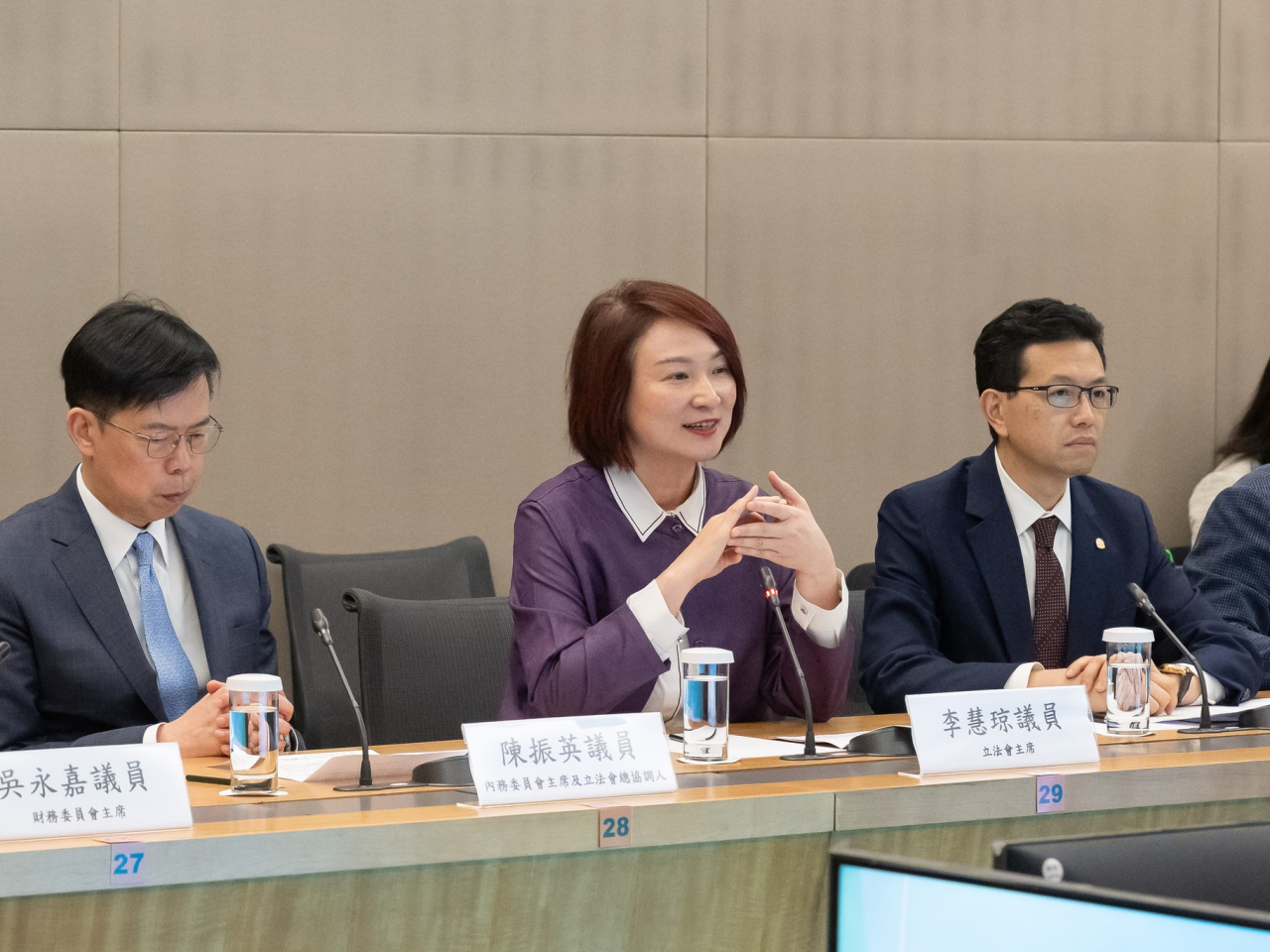 李慧琼（中）表示，由行政長官創新設立與立法會協同研究及意見收集機制，令立法會能在政府構思重大發展願景與政策舉措的前期階段，提早參與。（李慧琼社交專頁）