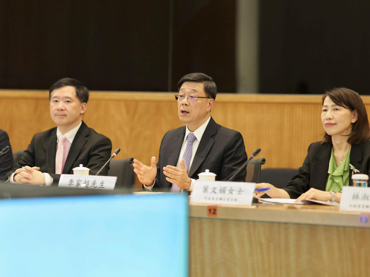 李家超聽取立法會議員在政府和立法會協同研究及意見收集機制下，就香港第一個五年規劃的工作結果。（李家超社交專頁）
